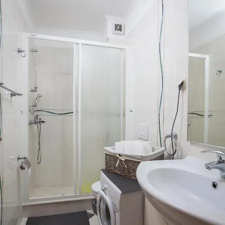 Apartman Kuzmanic شقة ماكارسكا